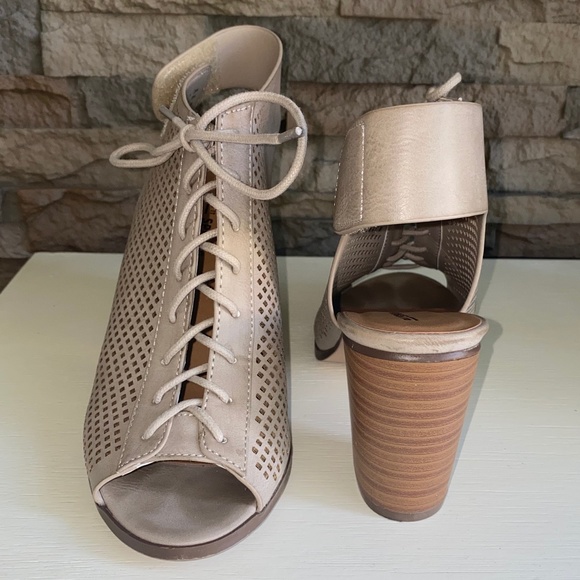 New Women's Heeled Sandals - Picture 2 of 2